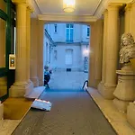 Spacious 2 Bedroom Apartment Champs Elysees And Golden Triangle
