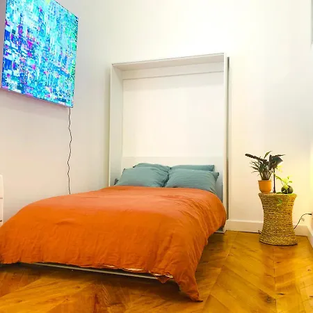 Spacious 2 Bedroom Champs Elysees And Golden Triangle Apartment Paris