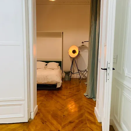 Apartment Spacious 2 Bedroom Champs Elysees And Golden Triangle Paris