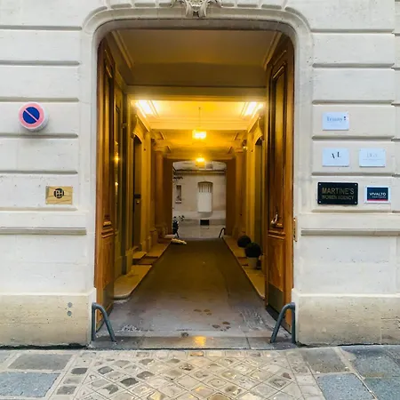 Spacious 2 Bedroom Champs Elysees And Golden Triangle Apartment Paris